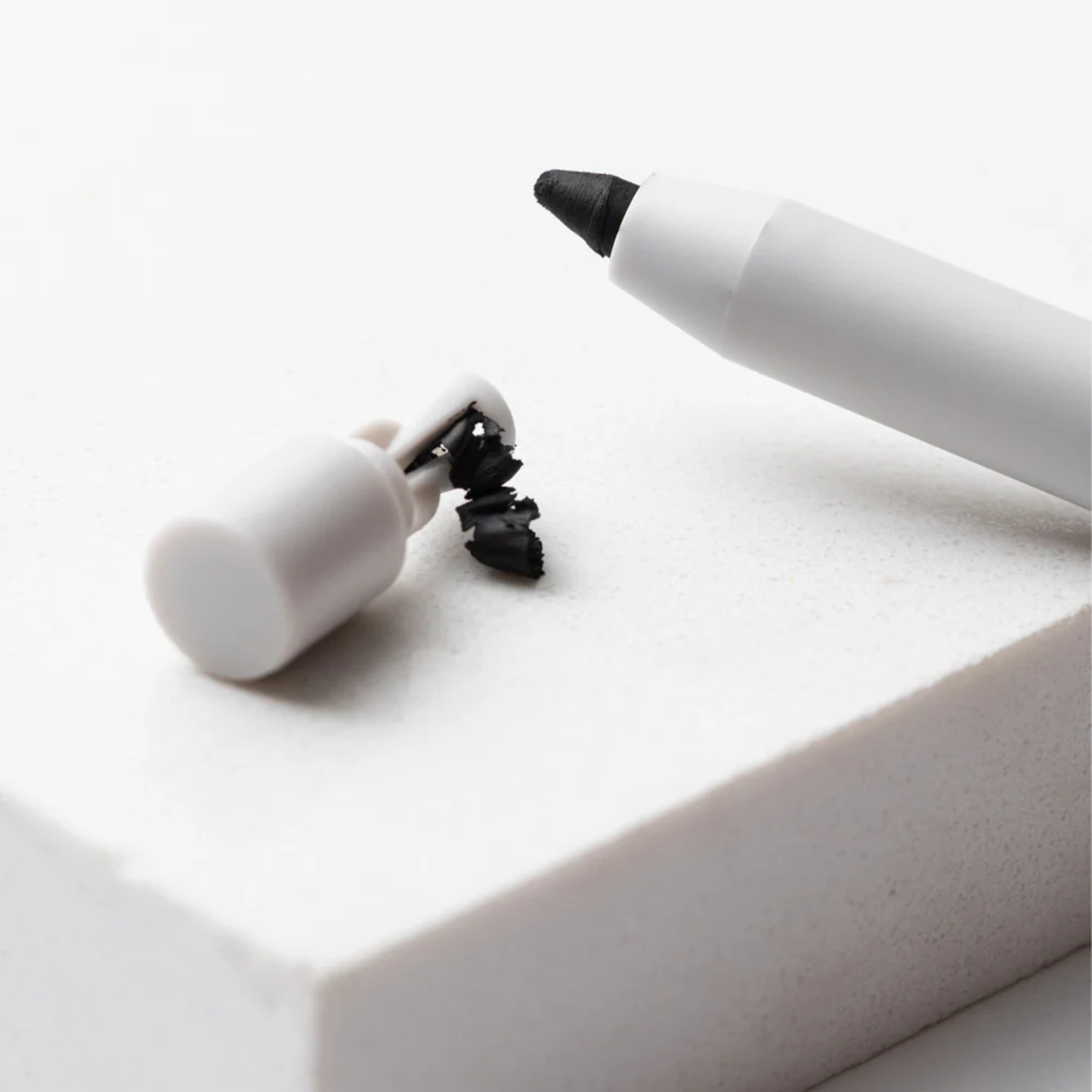 Eyeliner Black — delineador de ojos negro