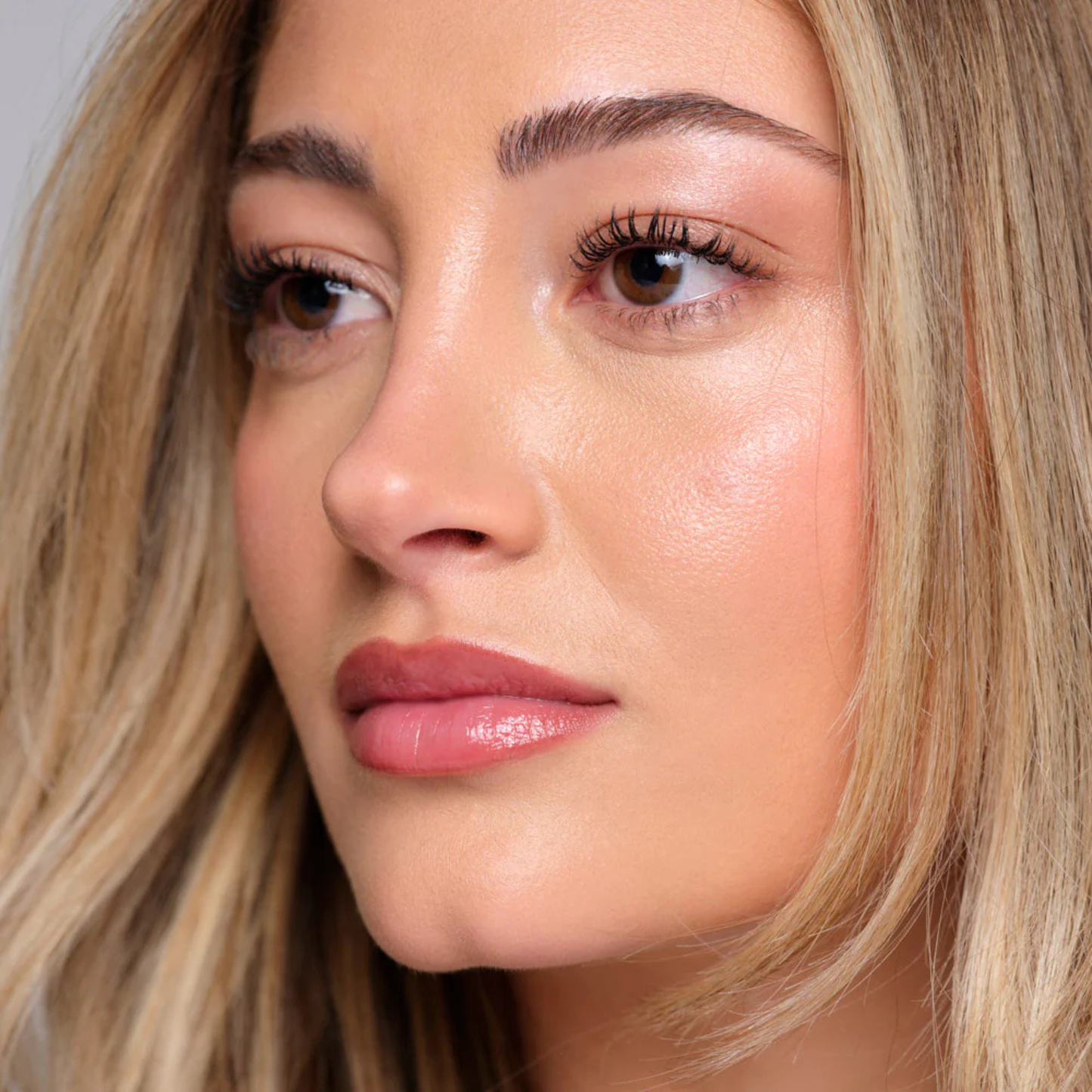 Lip Fondue Nude Intense — labial hidratante con color